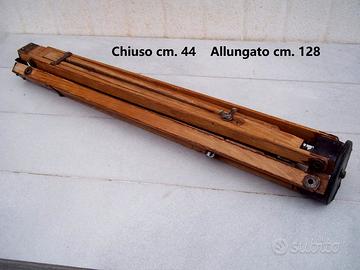 Cavalletto in legno per fotocamere d'poca.