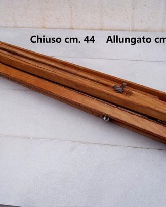 Cavalletto in legno per fotocamere d'poca.