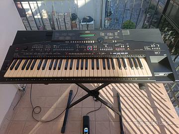 Tastiera yamaha PSR 1700  sgabello e pedale