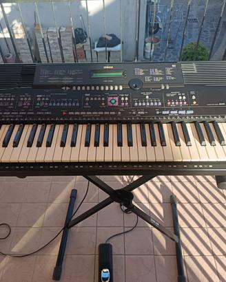 Tastiera yamaha PSR 1700  sgabello e pedale