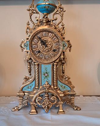 Orologio in bronzo con smalti dipinti. XX secolo