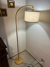 Lampada da terra dorata e beich