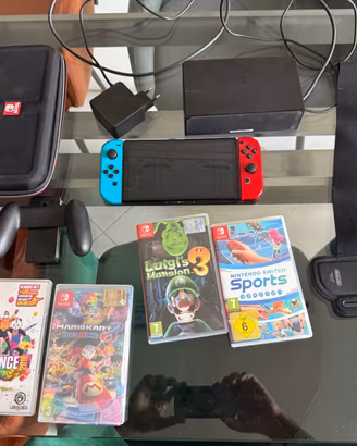 Nintendo Switch OLED 64GB + 4 giochi e accessori