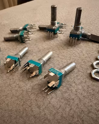 10 Potenziometri RK097N B20K 20KΩ Verticali PCB