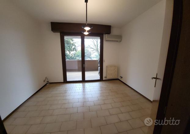 Stanza uso ufficio/studio zona Borgo Milano