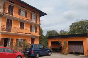 casa indipendente con giardino e due box