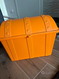 Baule in plastica arancione