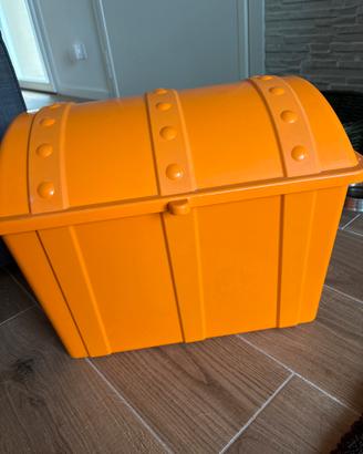 Baule in plastica arancione