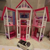 Casa di barbie con mobili e accessori.