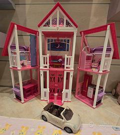 Casa di barbie con mobili e accessori.