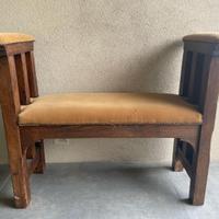 Antica panca in legno con seduta imbottita