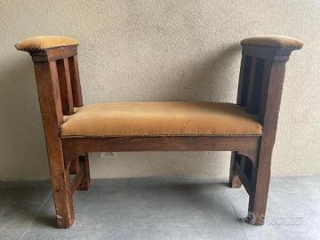 Antica panca in legno con seduta imbottita