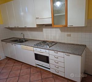 Cucina con forno piano cottura lavastoviglie