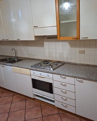 Cucina con forno piano cottura lavastoviglie