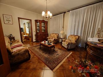 Salotto completo in legno massello-stile elegante