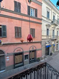 Edificio su tre livelli in centro città