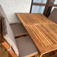 Tavolo e sedie in legno da esterno