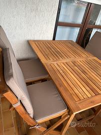 Tavolo e sedie in legno da esterno