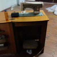 Macchina da cucire elettrica con mobile 