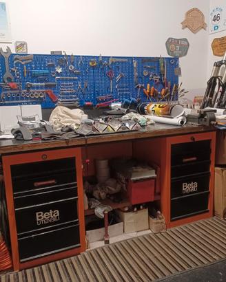 banco beta con morsa e pannelli con atrezzi bike