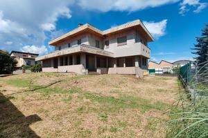 Villa indipendente libera confine biella ponderano