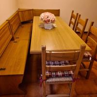 Tavolo da taverna più cassapanca angolare +4 sedie