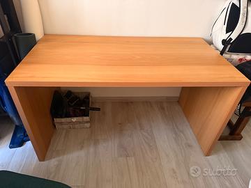 Scrivania in legno massiccio