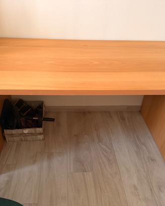 Scrivania in legno massiccio