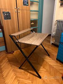 Scrivania con mensola