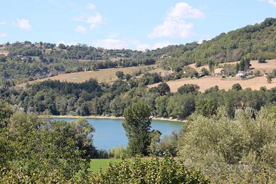 Terratetto presso abbazia e lago di San Ruffino