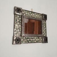 specchio stile vintage in metallo e piastrelle 