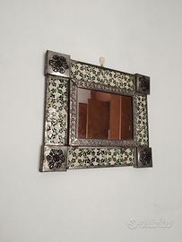 specchio stile vintage in metallo e piastrelle 