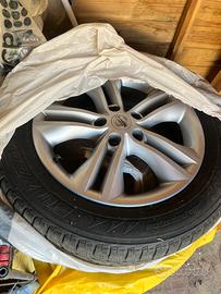 4 pneumatici con cerchi