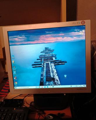 Monitor SAMSUNG con cavo di rete e cavo computer.