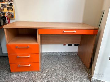 Scrivania per cameretta/ufficio con cassettiera