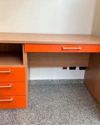 Scrivania per cameretta/ufficio con cassettiera