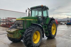 Trattore agricolo John Deere Modello 7810