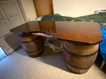 Tavolo in legno con botti
