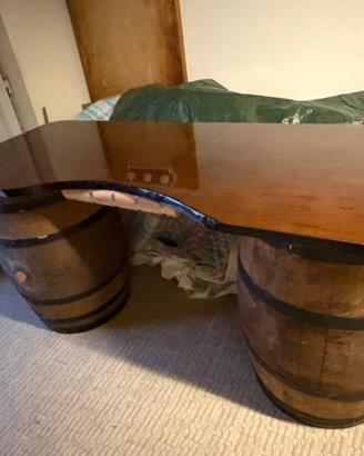 Tavolo in legno con botti