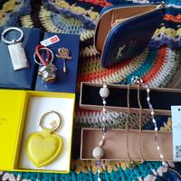 Sei oggetti accessori nuovi di marca