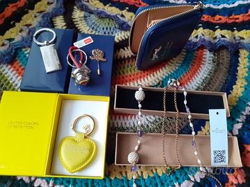 Sei oggetti accessori nuovi di marca