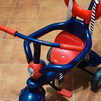 Triciclo a spinta e pedali