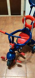Triciclo a spinta e pedali