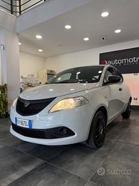 Lancia Ypsilon Elefantino Blu Gpl casa madre