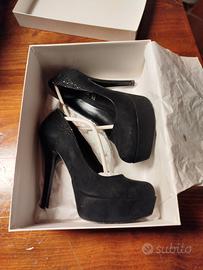 Scarpa in camoscio colore nero. nuova 