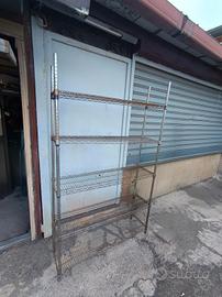 Scaffale di metallo 