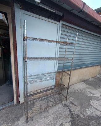 Scaffale di metallo 