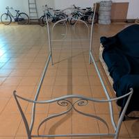 struttura letto singolo in metallo lavorato
