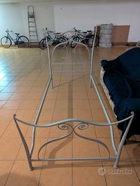 struttura letto singolo in metallo lavorato