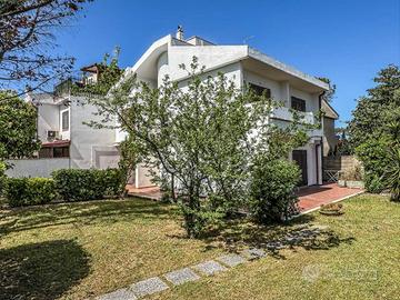 Villa di 280 m² con più di 5 locali e box auto a R